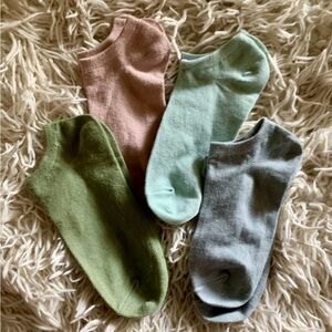 🛍️NWOT 4 pairs of ladies ankle socks-never worn!
